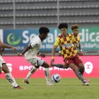 Ronald Briones (d) se ha convertido en titular fijo en Aucas para el técnico Gerardo Espinoza. Lleva dos asistencias y un gol en LigaPro.