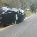 El vehículo quedó volcado sobre una parte de la vía