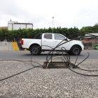 Imágenes como estas son comunes en la avenida Carlos Julio Arosemena, donde hay cajetines sin tapas y cables esparcidos sobre la acera.