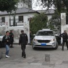 Varios vehículos ingresan y salen de la Embajada mexicana en Quito