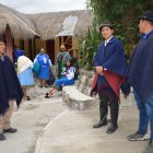 Vestimenta. Los hombres usan poncho, y las mujeres, faldas coloridas.