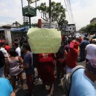 Los comerciantes realizaron una protesta, la mañana de este viernes 5 de abril.