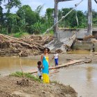 Solución. Los habitantes de la zona improvisan un puente de madera para cruzar de un lado a otro, pero cuando el río crece quedan incomunicados.