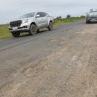 Deterioro. Esta es la escena que se ve en la ruta que conecta a General Villamil Playas con el resort turístico Karibao. Los huecos son múltiples.