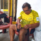 Escena. Con agujeta en mano, los habitantes crean las redes.