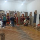 Escena. Las figuras muestran el trabajo de las mujeres con la artesanía.