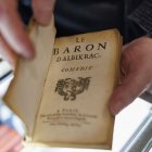 Una edición de "El barón de Albikrac’ de Thomas Corneille, cuya portada está encuadernada con piel humana