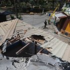 Soldados prestan seguridad en la estación de policía que fue atacada con explosivos y ráfagas de fusil en la madrugada, en el corregimiento de Robles del municipio de Jamundí, (Colombia).