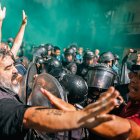 Manifestantes y policías discuten durante una jornada de protesta convocada por la Asociación de Trabajadores del Estado, este viernes en Buenos Aires (Argentina).