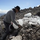 Un hombre mientras recoge un fragmento de glaciar del volcán Chimborazo, la montaña más alta de Ecuador.