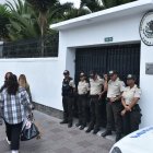 Miembros de la Policía vigilan permanentemente los accesos a la Embajada de México en Quito.