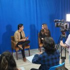 Simulación. Los estudiantes practican el trabajo profesional de un medio de comunicación en laboratorios.