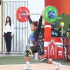 Brithany Moncayo durante su participación en la categoría de 55 kilos de la competencia de levantamiento de pesas.