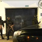 Policías en los exteriores de la Embajada de México