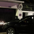 Integrantes de un cuerpo élite de la Policía ecuatoriana irrumpen en la Embajada de México en Quito para detener al exvicepresidente Jorge Glas.