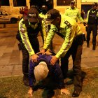 El jefe de Cancillería y Asuntos Políticos de la Embajada de México, Roberto Canseco, forcejea con policías.