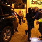 El jefe de Cancillería y Asuntos Políticos de la Embajada de México, Roberto Canseco, forcejea con policías para intentar evitar que trasladen al exvicepresidente Jorge Glas.