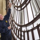Oficial. “Estamos muy orgullosos de lo que hemos logrado”, resalta Ian Westworth, el relojero del Gran Reloj en la sala de máquinas.