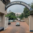 Entrada del Centro en Memoria del Genocidio en Kigali, donde más de 250.000 víctimas del genocidio de Ruanda de 1994 yacen en fosas comunes selladas con cemento.
