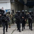 Efectivos policiales y militares saliendo de la Embajada de México en Quito, la mañana de este sábado 6 de abril.