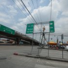 Este es el estado en el que se encuentra un rótulo en la vía Daule. La ciudadanía denuncia que lleva así ya 4 meses.