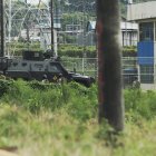 El contingente que traslada a Jorge Glas llega a la cárcel La Roca.