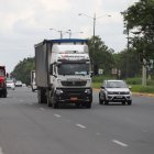 Camiones se desplazan entre un carril y otro en vía a la costa.