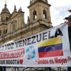 Ciudadanos venezolanos se manifiestan para pedir elecciones presidenciales libres en su país este sábado en la Plaza de Bolívar de Bogotá, en Colombia.