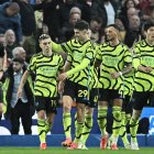 Brighton (Reino Unido), 04/06/2024.- Leandro Trossard (2-L) del Arsenal celebra marcar el gol 0-3 con sus teammtaes durante el partido de fútbol de la Premier League inglesa entre Brighton & Hove Albion y el Arsenal FC, en Brighton , Gran Bretaña, 06 de abril de 2024. (Reino Unido) EFE/EPA/VINCE MIGNOTT SÓLO PARA USO EDITORIAL. No se puede utilizar con audio, vídeo, datos, listas de partidos, logotipos de clubes/ligas, servicios "en vivo" o NFT no autorizados. Uso en línea durante el partido limitado a 120 imágenes, sin emulación de video. No se utiliza en apuestas, juegos o publicaciones de un solo club/liga/jugador.