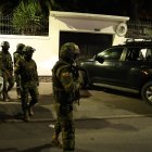 Previo al ingreso a la Embajada de México, la sede fue resguardada por la fuerza pública.