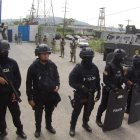 Momento en el que Jorge Glas arribó a la cárcel de máxima seguridad La Roca, este 6 de abril.