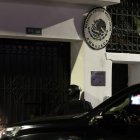 Integrantes de un cuerpo élite de la Policía ecuatoriana irrumpen en la Embajada de México.
