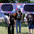 Una familia mira a través de un par de gafas gigantes especiales para el eclipse solar en el Veterans Memorial Park en Dripping Springs, Texas