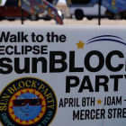 Una pancarta anuncia una "fiesta del eclipse solar".