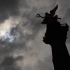Fotografía de archivo durante el eclipse solar anular, denominado “el anillo de fuego”, desde Ciudad de México