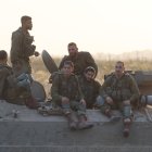 Soldados israelíes a lo largo de la frontera con Gaza en el sur de Israel, el 7 de abril de 2024, cuando se cumplen seis meses del ataque de Hamás.