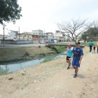 En el entorno de la zanja que divide Urdenor 1 de la Alborada hay frondosos árboles, lo cual es aprovechado por los residentes para ejercitarse. Lamentablemente el agua es verde y emana fetidez.