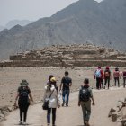 Turistas en la zona arqueológica donde se estudia la civilización Caral, en Lima, Perú.