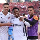 El ariete paraguayo Álex Arce (i) marcó el tanto del triunfo albo y ya lleva 8 goles en la LigaPro.