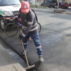 Este lunes, personal de aseo limpiaba las manchas de sangre tras el hecho