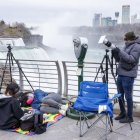 Personas esperando el eclipse solar total en Niagara Falls, New York,