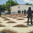 Agente de la Policía muestran los paquetes de droga encontrada en una finca cerca de la ciudad portuaria de Manta, provincia de Manabí.