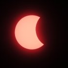 Fotografía que muestra la vista parcial del eclipse solar este lunes en Tegucigalpa (Honduras).