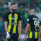 Benzema mientras festejaba el tanto con el que abrió la senda de la victoria (2-1) del Al Ittihad ante el Al Wehda.