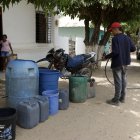 Gautaca. Un joven llena baldes con agua suministrada un carrotanque en un municipio del norte de Colombia.