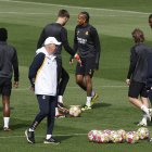 El entrenador del Real Madrid Carlo Ancelotti durante el entrenamiento del equipo este lunes 8 de abril en la Ciudad Deportiva de Valdebebas.