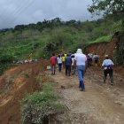 Los puentes improvisados por los habitantes fueron destruidos por la fuerza del agua.