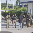 Personal de las Fuerzas Armadas está resguardando el ingreso a la Base Naval Sur y las inmediaciones del hospital.