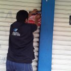 Medida.- Un delegado de Arcsa pone el sello de clausura a una farmacia.