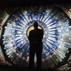 El recién fallecido Peter Higgs posa en el Museo de Ciencias de Londres.